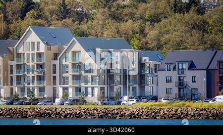 Akureyri, Island, 19. August 2025, segeln Sie in die ruhige Uferpromenade von Akureyri, der größten Stadt in Nordisland. Stockfoto