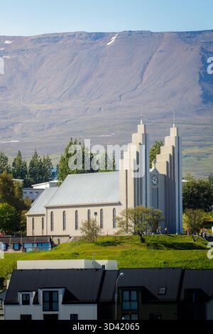 Akureyri, Island, 19. August 2025, segeln Sie in die ruhige Uferpromenade von Akureyri, der größten Stadt in Nordisland. Stockfoto