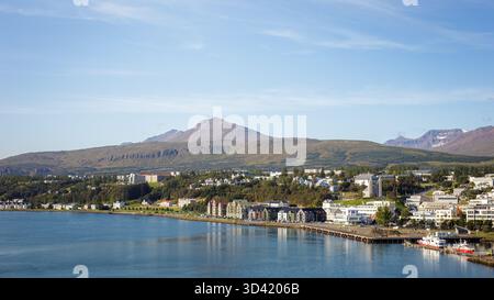 Akureyri, Island, 19. August 2025, segeln Sie in die ruhige Uferpromenade von Akureyri, der größten Stadt in Nordisland. Stockfoto