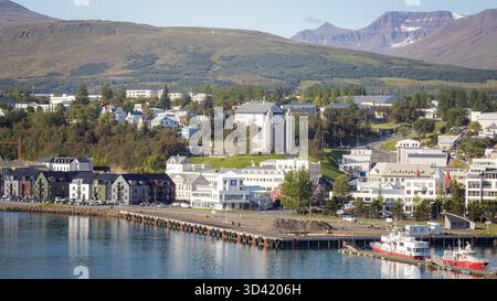 Akureyri, Island, 19. August 2025, segeln Sie in die ruhige Uferpromenade von Akureyri, der größten Stadt in Nordisland. Stockfoto
