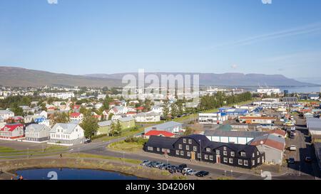Akureyri, Island, 19. August 2025, segeln Sie in die ruhige Uferpromenade von Akureyri, der größten Stadt in Nordisland. Stockfoto