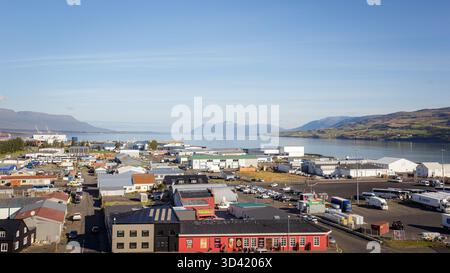 Akureyri, Island, 19. August 2025, segeln Sie in die ruhige Uferpromenade von Akureyri, der größten Stadt in Nordisland. Stockfoto