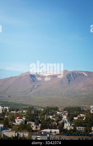 Akureyri, Island, 19. August 2025, segeln Sie in die ruhige Uferpromenade von Akureyri, der größten Stadt in Nordisland. Stockfoto