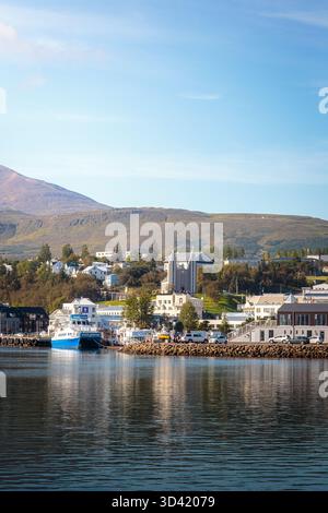 Akureyri, Island, 19. August 2025, segeln Sie in die ruhige Uferpromenade von Akureyri, der größten Stadt in Nordisland. Stockfoto