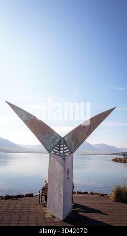 Akureyri, Island, 19. August 2025, segeln Sie in die ruhige Uferpromenade von Akureyri, der größten Stadt in Nordisland. Stockfoto