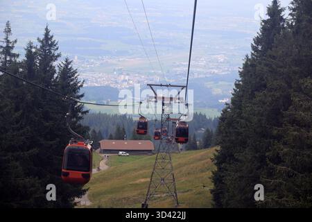 Blick auf die Pilatus-Seilbahn auf dem Weg zur Bergstation, Luzern, Schweiz Stockfoto