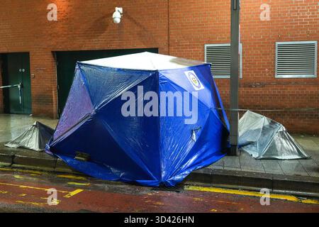 Smallbrook Queensway, Birmingham, 8. November 2025 - die Polizei von West Midlands schloss einen Straßenabschnitt direkt vor dem Bullring-Einkaufszentrum und der New Street Station, nachdem am Freitagabend eine Frau in den Hals gestochen wurde, wurde ein Mann mit 20 Jahren verhaftet. Mehrere forensische Zelte wurden in der Nähe einer Bushaltestelle errichtet. Zwei kleine silberne Zelte und ein großes blaues Beweissenzelt wurden auf dem Bürgersteig um ein kleines Kabel gelegt, das die Straße absperrte. Zwei Polizisten blieben die ganze Nacht am Tatort. West Midlands Police Statement: Ein Mann ist in Haft nach einem Messerstecher in Birmingh Stockfoto