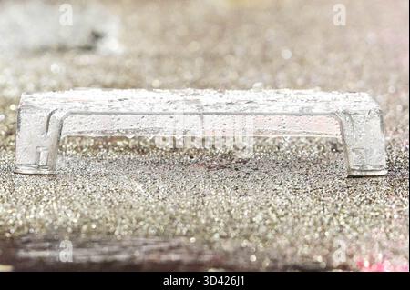 Smallbrook Queensway, Birmingham, 8. November 2025 - die Polizei von West Midlands schloss einen Straßenabschnitt direkt vor dem Bullring-Einkaufszentrum und der New Street Station, nachdem am Freitagabend eine Frau in den Hals gestochen wurde, wurde ein Mann mit 20 Jahren verhaftet. Mehrere forensische Zelte wurden in der Nähe einer Bushaltestelle errichtet. Zwei kleine silberne Zelte und ein großes blaues Beweissenzelt wurden auf dem Bürgersteig um ein kleines Kabel gelegt, das die Straße absperrte. Zwei Polizisten blieben die ganze Nacht am Tatort. West Midlands Police Statement: Ein Mann ist in Haft nach einem Messerstecher in Birmingh Stockfoto