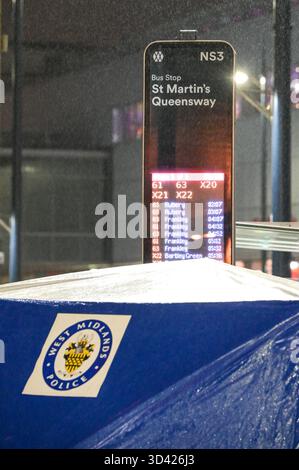 Smallbrook Queensway, Birmingham, 8. November 2025 - die Polizei von West Midlands schloss einen Straßenabschnitt direkt vor dem Bullring-Einkaufszentrum und der New Street Station, nachdem am Freitagabend eine Frau in den Hals gestochen wurde, wurde ein Mann mit 20 Jahren verhaftet. Mehrere forensische Zelte wurden in der Nähe einer Bushaltestelle errichtet. Zwei kleine silberne Zelte und ein großes blaues Beweissenzelt wurden auf dem Bürgersteig um ein kleines Kabel gelegt, das die Straße absperrte. Zwei Polizisten blieben die ganze Nacht am Tatort. West Midlands Police Statement: Ein Mann ist in Haft nach einem Messerstecher in Birmingh Stockfoto