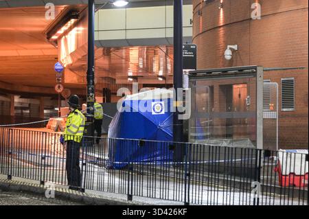 Smallbrook Queensway, Birmingham, 8. November 2025 - die Polizei von West Midlands schloss einen Straßenabschnitt direkt vor dem Bullring-Einkaufszentrum und der New Street Station, nachdem am Freitagabend eine Frau in den Hals gestochen wurde, wurde ein Mann mit 20 Jahren verhaftet. Mehrere forensische Zelte wurden in der Nähe einer Bushaltestelle errichtet. Zwei kleine silberne Zelte und ein großes blaues Beweissenzelt wurden auf dem Bürgersteig um ein kleines Kabel gelegt, das die Straße absperrte. Zwei Polizisten blieben die ganze Nacht am Tatort. West Midlands Police Statement: Ein Mann ist in Haft nach einem Messerstecher in Birmingh Stockfoto