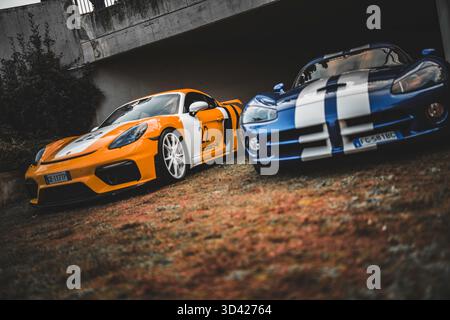 Mailand, italien 28. oktober 2025: porsche cayman gt4 und Dodge Viper srt Seite an Seite auf Gras, mutige Designs und unübertroffene Leistung auf einer Automobilausstellung Ou Stockfoto