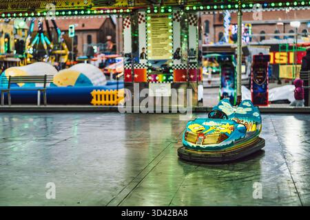 Mailand, italien 27. oktober 2025: Gelb-blauer Stoßfänger mit simpsons-Motiv parkt auf einem leeren Messegelände, lebhafte Retro-Farben erinnern an Nostalgie aus der Kindheit Stockfoto