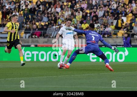 Wellington, Neuseeland. November 2025. Der Auckland FC verließ Jesse Randall, der Wellington-Torhüter Josh Oluwayemi besiegte. Wellington Phoenix gegen Auckland FC. Isuzu Ute A-League Runde 4. Sky Stadium. Wellington. Neuseeland. Auckland FC gewinnt. Vollzeit 2-1 (HT 2-1). (Joe Serci/SPP) Credit: SPP Sport Press Photo. /Alamy Live News Stockfoto