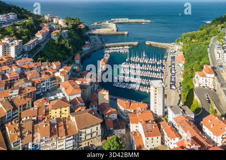 Luftaufnahme der Küstenstadt Mutriko in Biskaya, Baskenland, Spanien Stockfoto