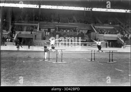 Bei den Olympischen Sommerspielen 1928 in Amsterdam wurde eine Gymnastikdemonstration von niederländischen, ungarischen und deutschen Turnern gezeigt, bei der Königin Wilhelmina anwesend war, obwohl sie auf dem Foto nicht zu sehen ist. Die Veranstaltung fand im Olympiastadion in Amsterdam, Niederlande, statt. Stockfoto