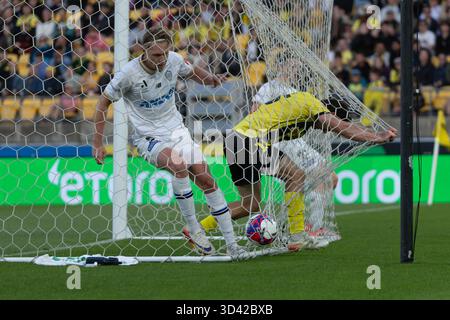 Wellington, Neuseeland. November 2025. Sam Cosgrove, Stürmer des Auckland FC, erzielte das zweite Tor seiner Mannschaft, während der Wellington-Verteidiger Isaac Hughes im Netz gefangen ist. Wellington Phoenix gegen Auckland FC. Isuzu Ute A-League Runde 4. Sky Stadium. Wellington. Neuseeland. Auckland FC gewinnt. Vollzeit 2-1 (HT 2-1). (Joe Serci/SPP) Credit: SPP Sport Press Photo. /Alamy Live News Stockfoto