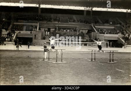 Bei den Olympischen Spielen in Amsterdam 1928 führen niederländische, ungarische und deutsche Turner eine Demonstration für Königin Wilhelmina durch. Sie war eine der Zuschauer im Olympiastadion, obwohl sie auf dem Foto nicht zu sehen war. Niederlande, 1928. Stockfoto