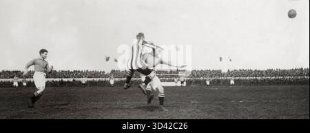 Am 31. März 1918 besiegte Ajax Sparta mit 4:1 in Amsterdam. Das Foto zeigt einen Moment aus dem Fußballspiel im Stadion. Stockfoto