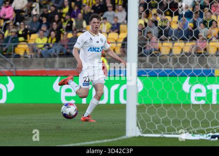 Wellington, Neuseeland. November 2025. Der Auckland FC verließ Flügelspieler Jesse Randall, der seinen Schuss in Richtung Tor rollt. Wellington Phoenix gegen Auckland FC. Isuzu Ute A-League Runde 4. Sky Stadium. Wellington. Neuseeland. Auckland FC gewinnt. Vollzeit 2-1 (HT 2-1). (Joe Serci/SPP) Credit: SPP Sport Press Photo. /Alamy Live News Stockfoto
