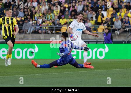Wellington, Neuseeland. November 2025. Der Auckland FC-Linkskämpfer Jesse Randall entzieht sich dem Wellington-Torhüter Josh Oluwayemi. Wellington Phoenix gegen Auckland FC. Isuzu Ute A-League Runde 4. Sky Stadium. Wellington. Neuseeland. Auckland FC gewinnt. Vollzeit 2-1 (HT 2-1). (Joe Serci/SPP) Credit: SPP Sport Press Photo. /Alamy Live News Stockfoto