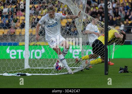 Wellington, Neuseeland. November 2025. Sam Cosgrove, Stürmer des Auckland FC, erzielte das zweite Tor seiner Mannschaft, während der Wellington-Verteidiger Isaac Hughes Kopf voran ins Netz geht. Wellington Phoenix gegen Auckland FC. Isuzu Ute A-League Runde 4. Sky Stadium. Wellington. Neuseeland. Auckland FC gewinnt. Vollzeit 2-1 (HT 2-1). (Joe Serci/SPP) Credit: SPP Sport Press Photo. /Alamy Live News Stockfoto