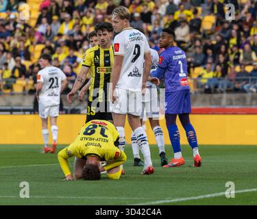 Wellington, Neuseeland. November 2025. Der Wellington-Verteidiger Lukas Kelly-Heald trifft das Deck und behauptet, er sei von dem Stürmer Sam Cosgrove aus Auckland geschlagen worden. Wellington Phoenix gegen Auckland FC. Isuzu Ute A-League Runde 4. Sky Stadium. Wellington. Neuseeland. Auckland FC gewinnt. Vollzeit 2-1 (HT 2-1). (Joe Serci/SPP) Credit: SPP Sport Press Photo. /Alamy Live News Stockfoto