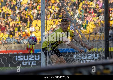 Wellington, Neuseeland. November 2025. Wellington-Verteidiger Matt Sheridan wird erwischt, als er dem Eröffnungstor ins Netz folgt. Wellington Phoenix gegen Auckland FC. Isuzu Ute A-League Runde 4. Sky Stadium. Wellington. Neuseeland. Auckland FC gewinnt. Vollzeit 2-1 (HT 2-1). (Joe Serci/SPP) Credit: SPP Sport Press Photo. /Alamy Live News Stockfoto