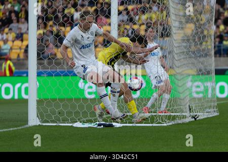Wellington, Neuseeland. November 2025. Der Stürmer Sam Cosgrove aus Auckland und der Verteidiger Isaac Hughes aus Wellington folgen dem Ball ins Netz. Wellington Phoenix gegen Auckland FC. Isuzu Ute A-League Runde 4. Sky Stadium. Wellington. Neuseeland. Auckland FC gewinnt. Vollzeit 2-1 (HT 2-1). (Joe Serci/SPP) Credit: SPP Sport Press Photo. /Alamy Live News Stockfoto