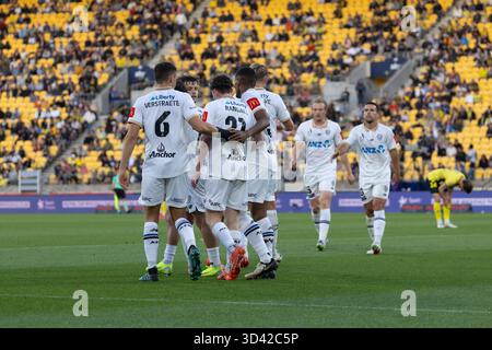 Wellington, Neuseeland. November 2025. Die Spieler des Auckland FC kehren nach ihrem zweiten Tor in ihre Halbzeit zurück. Ihre Fans erwarten sie am Ende Wellington Phoenix gegen Auckland FC. Isuzu Ute A-League Runde 4. Sky Stadium. Wellington. Neuseeland. Auckland FC gewinnt. Vollzeit 2-1 (HT 2-1). (Joe Serci/SPP) Credit: SPP Sport Press Photo. /Alamy Live News Stockfoto