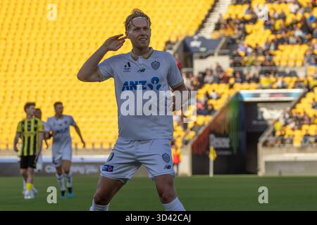 Wellington, Neuseeland. November 2025. Der Stürmer Sam Cosgrove aus Auckland verspottet die Menge, nachdem er in der ersten Minute das Pensionstor des Spiels erzielt hat. Wellington Phoenix gegen Auckland FC. Isuzu Ute A-League Runde 4. Sky Stadium. Wellington. Neuseeland. Auckland FC gewinnt. Vollzeit 2-1 (HT 2-1). (Joe Serci/SPP) Credit: SPP Sport Press Photo. /Alamy Live News Stockfoto
