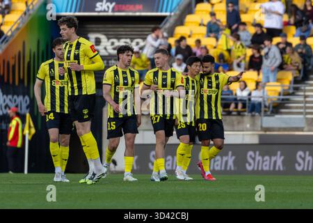 Wellington, Neuseeland. November 2025. Wellinton Phoenix spielt in konzentrierten Diskussionen, während sie den Equalizer ihres Teams feiern. Wellington Phoenix gegen Auckland FC. Isuzu Ute A-League Runde 4. Sky Stadium. Wellington. Neuseeland. Auckland FC gewinnt. Vollzeit 2-1 (HT 2-1). (Joe Serci/SPP) Credit: SPP Sport Press Photo. /Alamy Live News Stockfoto
