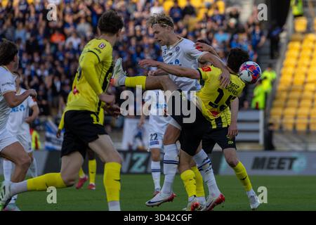 Wellington, Neuseeland. November 2025. Sam Cosgrove, Stürmer des Auckland FC, tritt gegen den Wellington-Verteidiger Isaac Hughes an. Wellington Phoenix gegen Auckland FC. Isuzu Ute A-League Runde 4. Sky Stadium. Wellington. Neuseeland. Auckland FC gewinnt. Vollzeit 2-1 (HT 2-1). (Joe Serci/SPP) Credit: SPP Sport Press Photo. /Alamy Live News Stockfoto