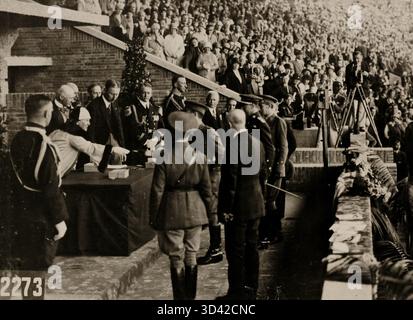 Bei den Olympischen Sommerspielen 1928 in Amsterdam überreichte Königin Wilhelmina der spanischen Nationalmannschaft die Goldmedaille für den Pferdesport. Dies unterstreicht die Erfolge Spaniens bei Olympischen Pferdesportveranstaltungen. Stockfoto