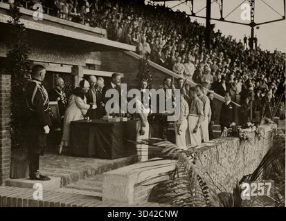 Bei den Olympischen Sommerspielen 1928 in Amsterdam überreichte Königin Wilhelmina von den Niederlanden die Goldmedaille in einem Fechtwettbewerb an Italien. Dieses Foto repräsentiert den internationalen Geist der Olympischen Spiele. Stockfoto