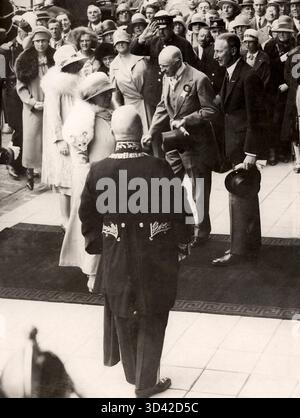 Während der Olympischen Spiele 1928 in Amsterdam empfangen IOC-Präsident Graf de Baillet-Latour und NOC-Präsident Baron Schimmelpenninck van der Oye Königin Wilhelmina und Prinzessin Juliana im Stadion. Stockfoto