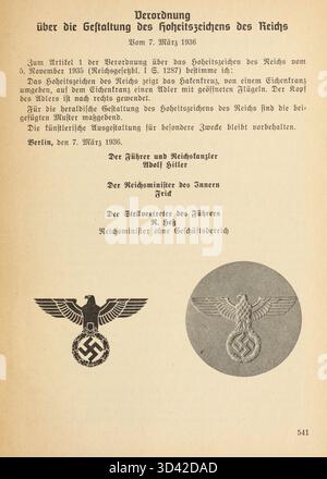 Dieses Bild stammt aus dem *Organisationsbuch der NSDAP* 1936, mit der Entwurfsverordnung für das Reichswappen vom 7. März 1936. Es ist Teil der offiziellen Dokumentation der NSDAP unter Dr. Robert Ley, die Nazi-Symbole und -Ideologien detailliert beschreibt. Stockfoto