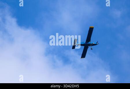 Flugzeug in einem blauen Himmel Stockfoto