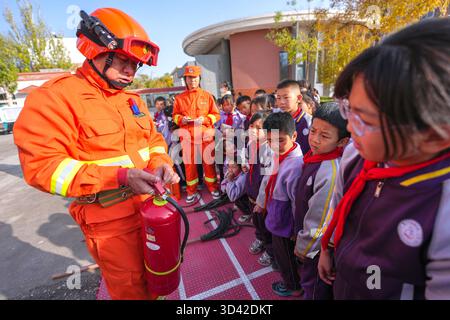 (251108) -- YINCHUAN, 8. November 2025 (Xinhua) -- Ein Mitarbeiter der Ningxia Helan Mountain National Nature Reserve Administration erklärt den Schülern einer Grundschule in Yinchuan, Nordwestchinas autonomer Region Ningxia Hui, am 7. November 2025 die Verwendung von Feuerlöschern. Derzeit ist das Waldbrandrisiko über den Helan Mountain hoch. Mitarbeiter der lokalen Naturschutzverwaltung haben eine Reihe von Bildungsaktivitäten zum Thema Waldbrandverhütung eingeführt, um das Sicherheitsbewusstsein der Schüler durch Vorträge, Vorführungen und praktische Erfahrungen zu verbessern. Stockfoto