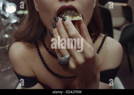 Frau, die ein Sandwich mit schwarzem Kaviar isst. Stockfoto