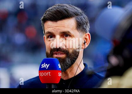 Miron Muslic von Schalke 04 schaut während der 2. Bundesliga-Spiel zwischen dem FC Schalke 04 und dem SV 07 Elversberg in der Veltins-Arena am 8. November 2025 in Gelsenkirchen. (Foto: Marcel ter Bals/MTB-Photo/Alamy Live News) Stockfoto