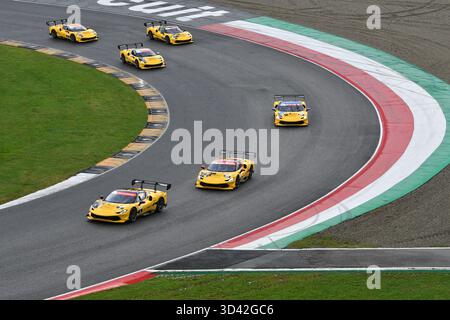 Scarperia; Italien - 24. Oktober 2025: Ferrari 296 Challenge in Aktion während des Ferrari World Finals 2025 auf dem Mugello Circuit in Italien. Stockfoto
