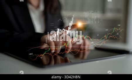 Professional analysiert Finanzdiagramme und Indikatoren auf einem Tablet in einem modernen Büro und zeigt die Auswirkungen der Technologie auf Geschäftsstrategie und Wachstum auf Stockfoto