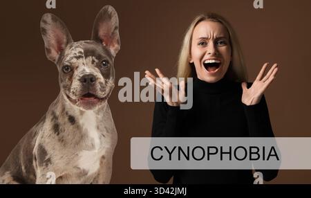 Verängstigte Frau, die an Zynophobie leidet, brauner Hintergrund. Pathologische Angst bei Hunden Stockfoto