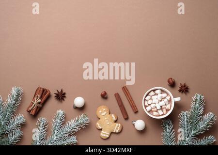 Mokka Mousse trendige Farbe 2025 Winter Hintergrund. Heiße Schokolade, weihnachtskekse und Gewürze. Flat Lay-Bild mit Kopierraum. Stockfoto