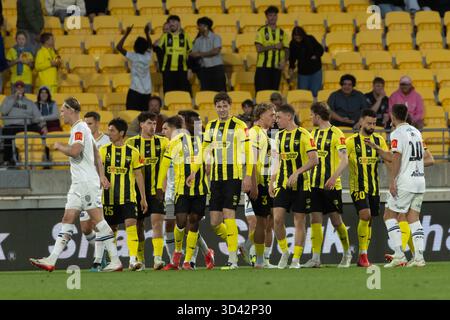 Wellington, Neuseeland. November 2025. Wellington Phoenix beruhigte sich, nachdem die Gegner eine rote Karte bekommen haben. Wellington Phoenix gegen Auckland FC. Isuzu Ute A-League Runde 4. Sky Stadium. Wellington. Neuseeland. Auckland FC gewinnt. Vollzeit 2-1 (HT 2-1). (Joe Serci/SPP) Credit: SPP Sport Press Photo. /Alamy Live News Stockfoto
