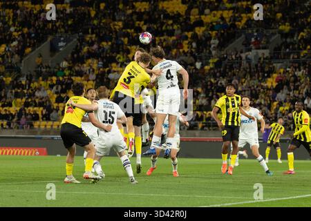 Wellington, Neuseeland. November 2025. Wellingtons Corban Piper und Aucklands Nando Pijnaker treten um den Ball an. Wellington Phoenix gegen Auckland FC. Isuzu Ute A-League Runde 4. Sky Stadium. Wellington. Neuseeland. Auckland FC gewinnt. Vollzeit 2-1 (HT 2-1). (Joe Serci/SPP) Credit: SPP Sport Press Photo. /Alamy Live News Stockfoto