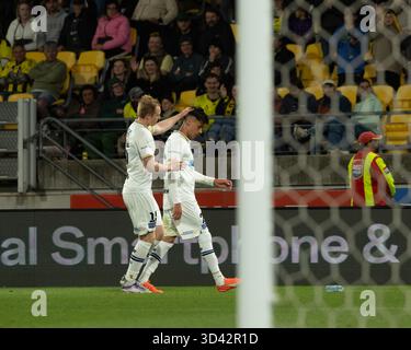 Wellington, Neuseeland. November 2025. Logan Rogerson, der zweite Gewinner der Roten Karte von Auckland FC, wird von seinem Teamkollegen Francis de Vries getröstet. Wellington Phoenix gegen Auckland FC. Isuzu Ute A-League Runde 4. Sky Stadium. Wellington. Neuseeland. Auckland FC gewinnt. Vollzeit 2-1 (HT 2-1). (Joe Serci/SPP) Credit: SPP Sport Press Photo. /Alamy Live News Stockfoto