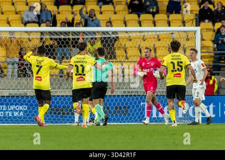 Wellington, Neuseeland. November 2025. Rote Karte für Auckland-Verteidiger Daniel Hall, für sein Foul auf Wellingtons Corban Piper. Wellington Phoenix gegen Auckland FC. Isuzu Ute A-League Runde 4. Sky Stadium. Wellington. Neuseeland. Auckland FC gewinnt. Vollzeit 2-1 (HT 2-1). (Joe Serci/SPP) Credit: SPP Sport Press Photo. /Alamy Live News Stockfoto