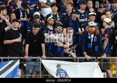 Wellington, Neuseeland. November 2025. Die Auswärtsfans, Auckland Port, scheinen von der roten Karte nicht beeindruckt zu sein. Wellington Phoenix gegen Auckland FC. Isuzu Ute A-League Runde 4. Sky Stadium. Wellington. Neuseeland. Auckland FC gewinnt. Vollzeit 2-1 (HT 2-1). (Joe Serci/SPP) Credit: SPP Sport Press Photo. /Alamy Live News Stockfoto