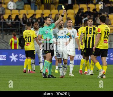 Wellington, Neuseeland. November 2025. Gelbe Karte für Wellington-Verteidiger Isaac Hughes. Wellington Phoenix gegen Auckland FC. Isuzu Ute A-League Runde 4. Sky Stadium. Wellington. Neuseeland. Auckland FC gewinnt. Vollzeit 2-1 (HT 2-1). (Joe Serci/SPP) Credit: SPP Sport Press Photo. /Alamy Live News Stockfoto